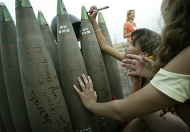 Israelische Mädchen schreiben Sprüche auf Bomben für den Libanon