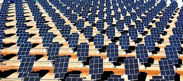 Giant_photovoltaic_array