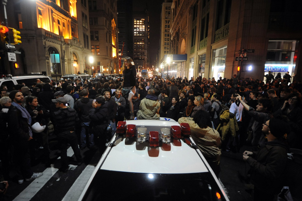 NYPD raid Occupy Wall Street, evict OWS encampment after two ...
