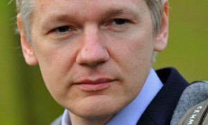 Julian-Assange-arrives-at-006