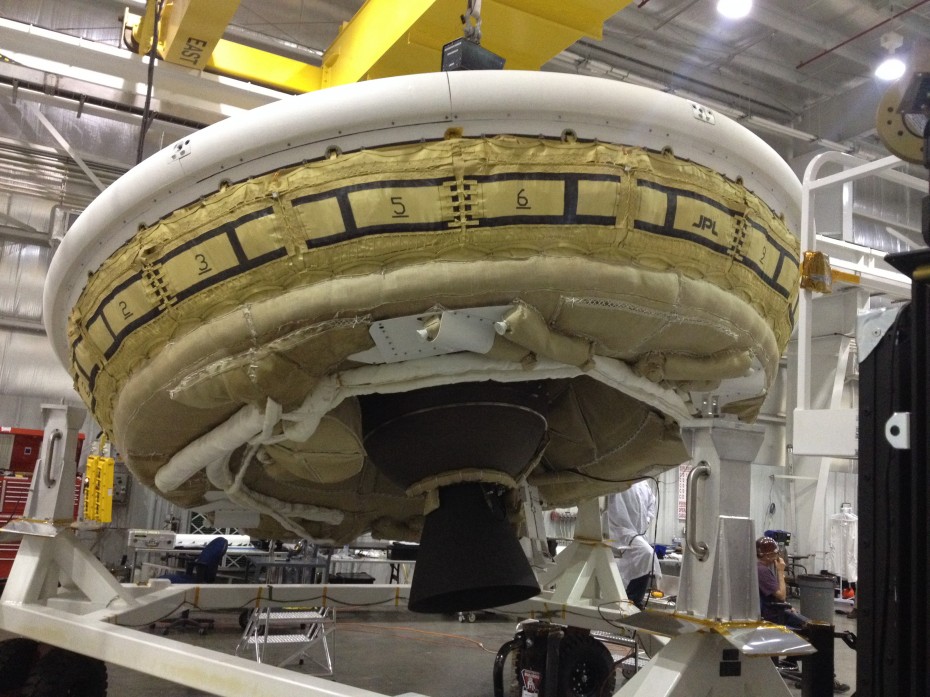 A saucer-shaped test vehicle holding equipment for landing large payloads on Mars is shown in the Missile Assembly Building at the US Navy's Pacific Missile Range Facility in Kaua‘i, Hawaii. Photo: NASA/JPL-Caltech
