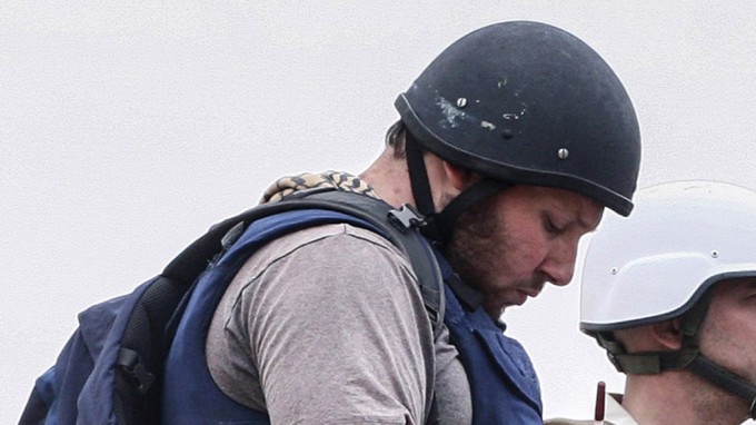 American journalist Steven Sotloff (Center with black helmet) talks to Libyan rebels on the Al Dafniya front line, 25 km west of Misrata on June 02, 2011 in Misrata, Libya. Sotloff was kidnapped in August 2013 near Aleppo, Syria. Photo by Etienne de Malglaive.