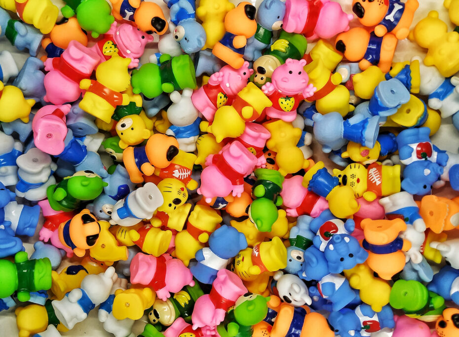 Teenager hilariously squeaks after accidentally swallowing part of a