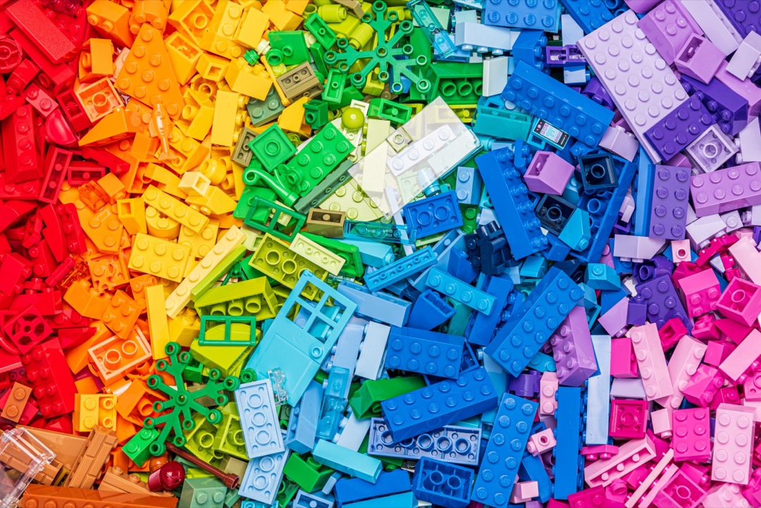 Can you believe the gorgeous floral arrangements on this NYC stoop are actually made from LEGO?